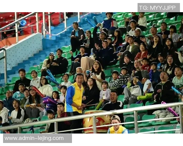 精彩足球赛简讯:各队表现亮眼比分激烈引发球迷热议 精彩足球赛简讯:各队表现亮眼比分激烈引发球迷热议